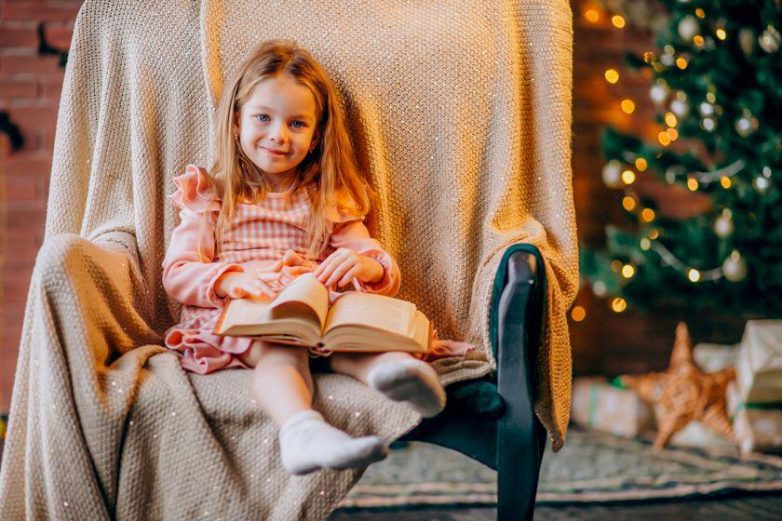 10 простых новогодних стихов, которые легко выучить с малышом