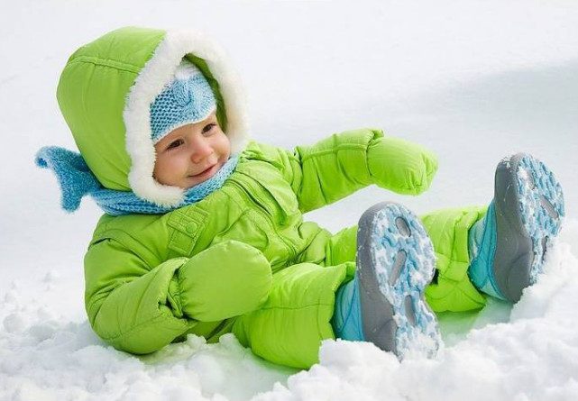 Выходить ли на прогулку с ребенком в сильный мороз или лучше остаться дома?