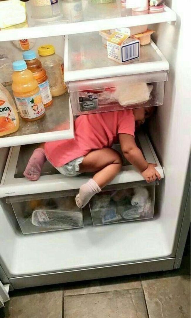 Забавные свидетельства дружбы малышей с холодильником