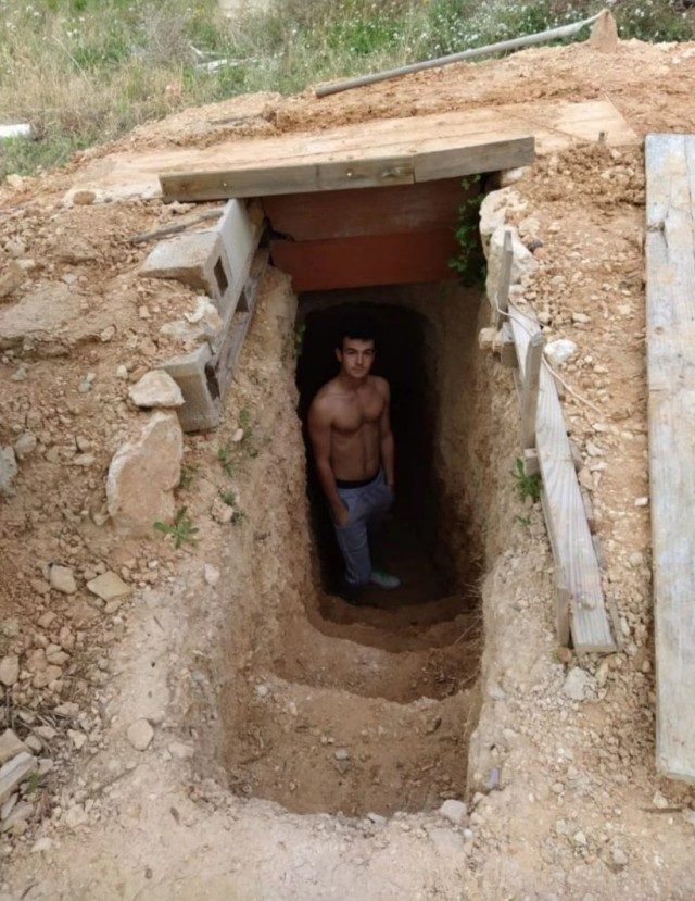 Подросток из Испании после ссоры с родителями начал рыть яму и построил себе убежище