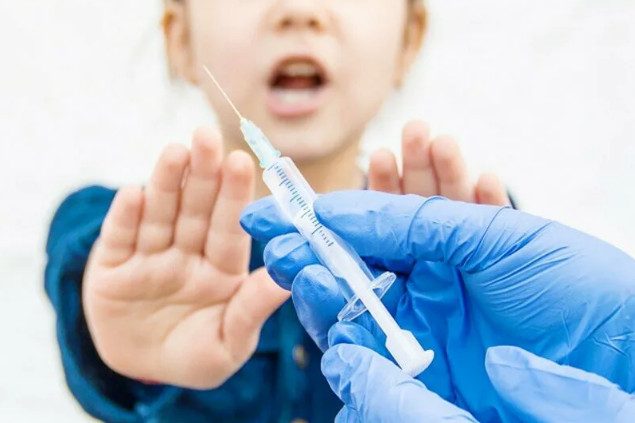 Эпидемиолог Минздрава заявил о необходимости вакцинации от COVID не только взрослых, но и детей