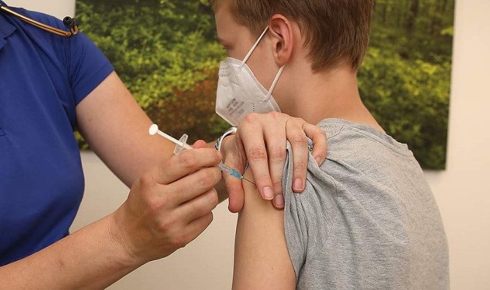 Первые 11 российских детей получили прививку от коронавируса