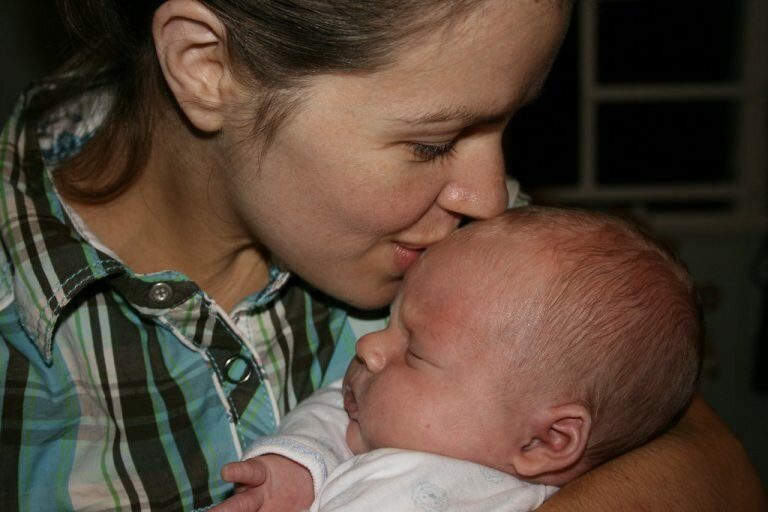 Что происходит в мозгу ребенка, когда мама целует его?