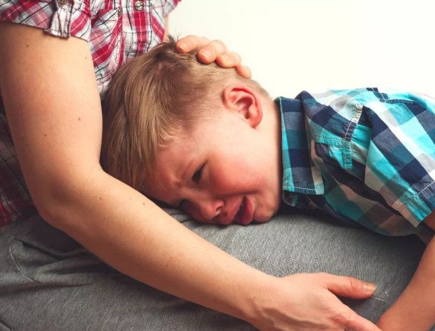 10 фраз, которые помогут утешить плачущего ребёнка