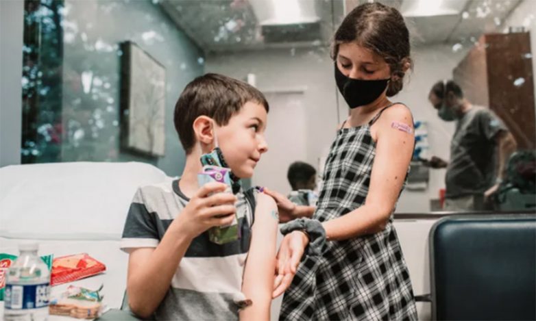 Мама из США записала своих детей на испытания вакцины против COVID-19