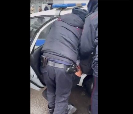 Полицейские в Петербурге жестко задержали 14-летнюю школьницу