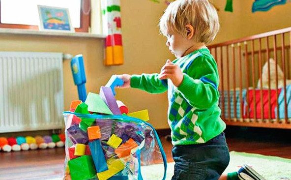 7 способов приучить ребенка убирать за собой игрушки