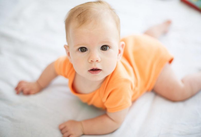 Какими навыками должен обладать младенец в 4 месяца?