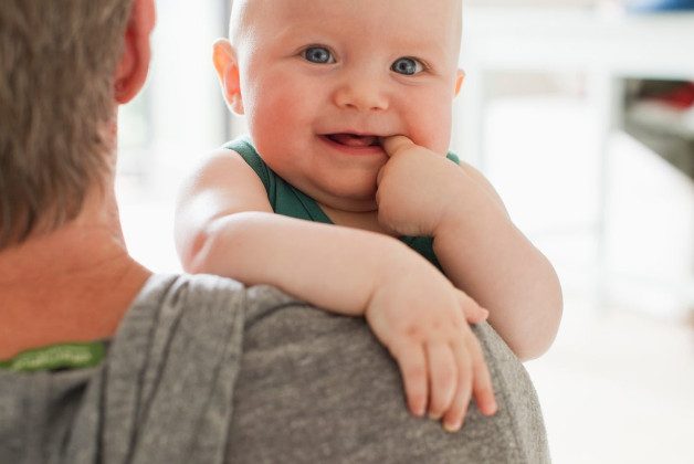 Почему младенцы стараются всех обслюнявить?