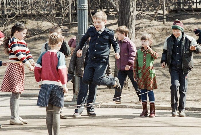 5 дворовых игр из СССР, которым современные дети обучаются у нейропсихологов, чтобы справляться со школой