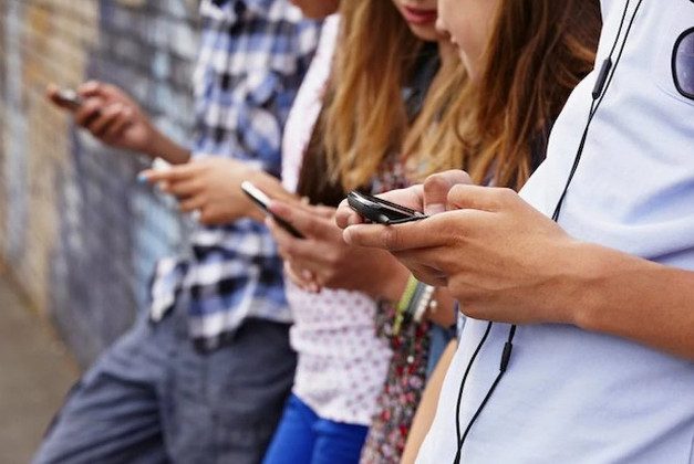 Что делать, если подросток постоянно «сидит в телефоне»?