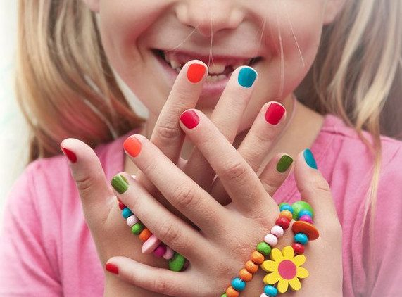 С какого возраста подросткам можно красить ногти?