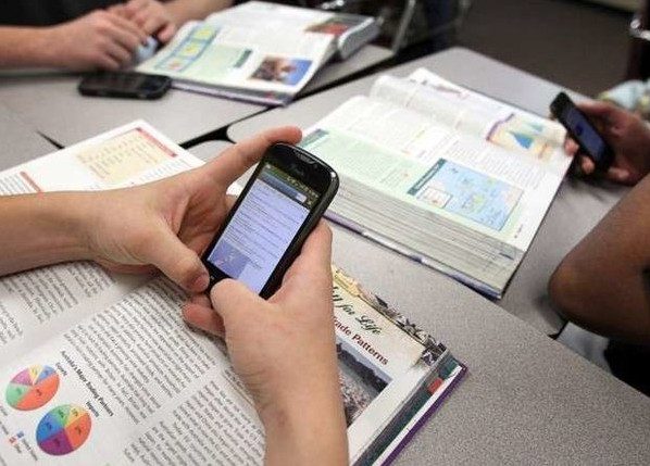 В российских школах запретили использовать мобильные телефоны на уроках