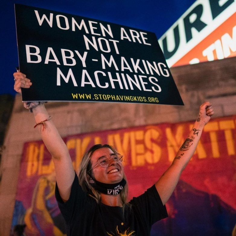 В Великобритании призывают женщин перестать рожать