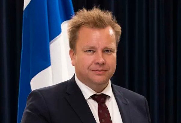 Министр обороны Финляндии уходит в отпуск по уходу за ребенком