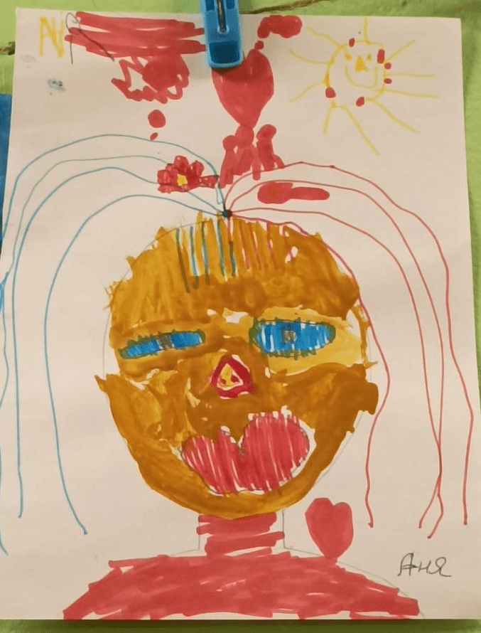 Смешные портреты мам, которые нарисовали дети
