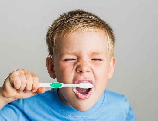 Приучаем ребёнка чистить зубы самостоятельно