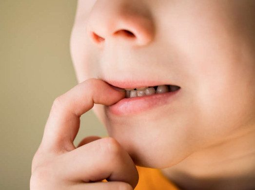 8 способов отучить ребенка грызть ногти
