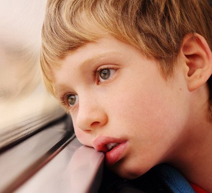Как распознать аутизм у ребенка?