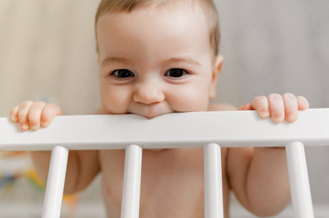Как облегчить рост зубов у ребёнка, когда чешутся дёсны?