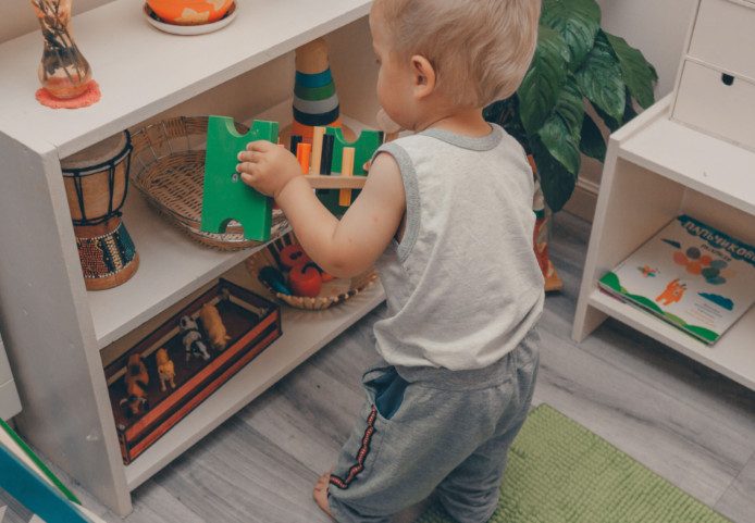 Как приучить ребенка убирать свои игрушки?