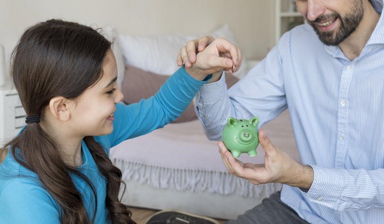 Как научить ребёнка правильно обращаться с деньгами