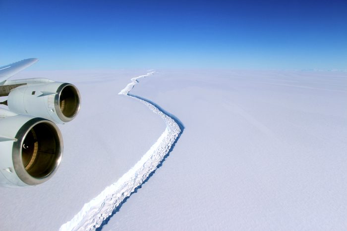 От Антарктиды откалывается айсберг