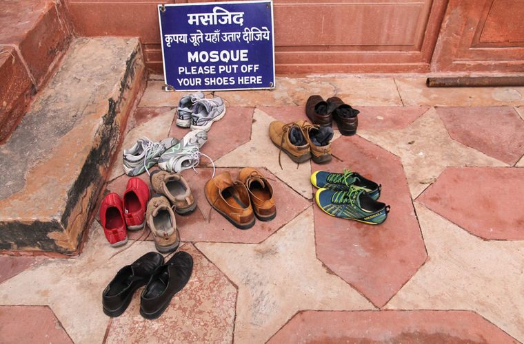 В обуви или без: традиции разных стран