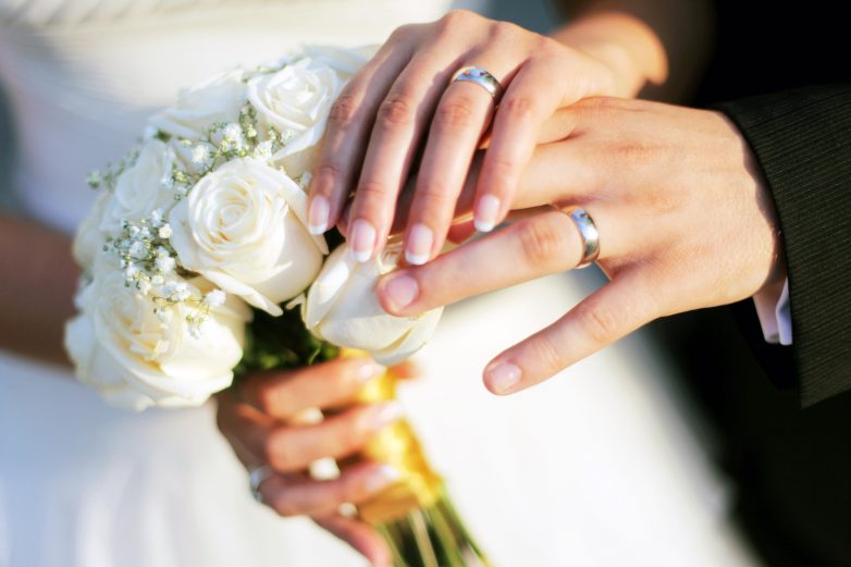 Непростое украшенье: почему мы носим обручальное кольцо на правой руке