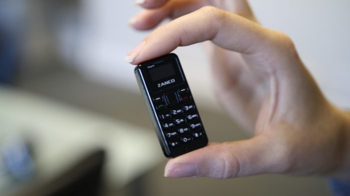 Конструкторы-энтузиасты придумали мобильный телефончик размером с батареечку