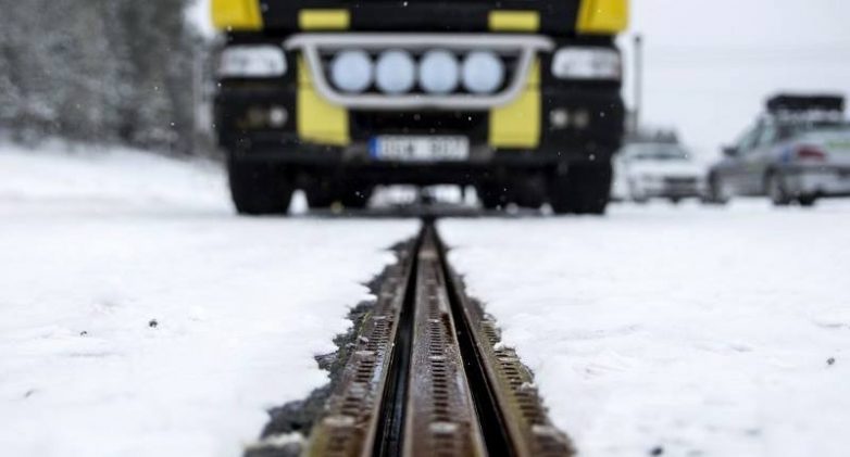 В живущей в 22-м веке Швеции проложили рельс, который может заряжать электромобили прямо на ходу