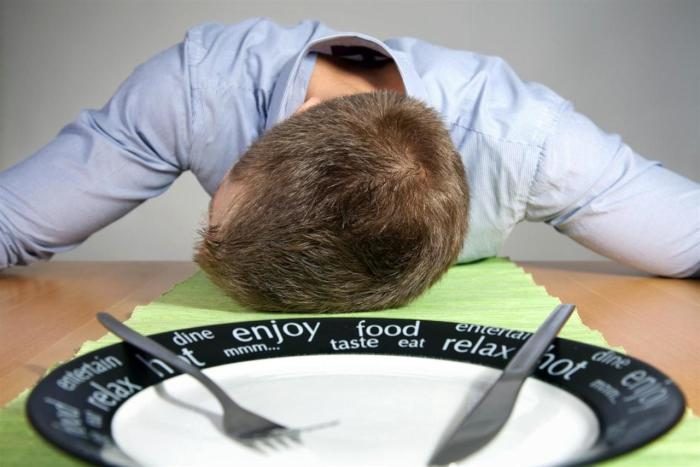 Научное объяснение, почему после сытного обеда всегда хочется поспать