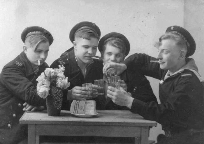 Наркомовские 100 грамм: как алкоголь влиял на исход войны
