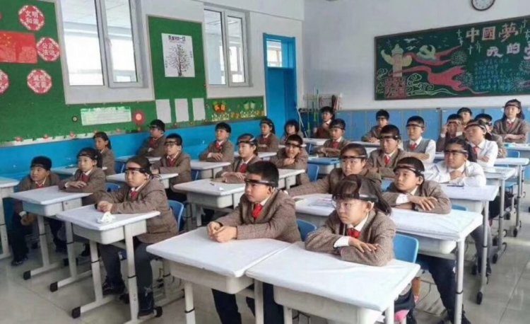 В Китае учеников заставили носить специальные повязки для регистрации их внимания