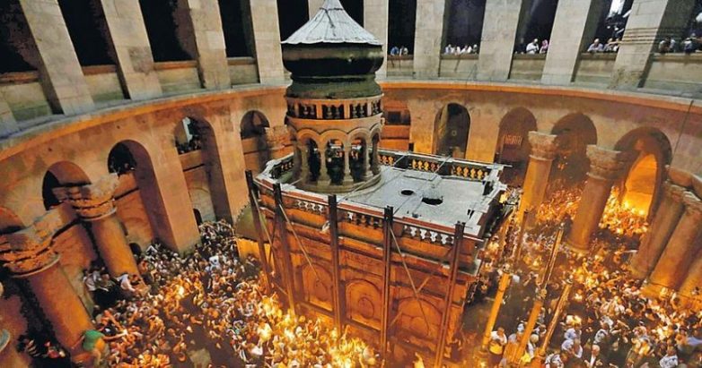 Служители храма Гроба Господня рассказали о «чуде» Благодатного огня