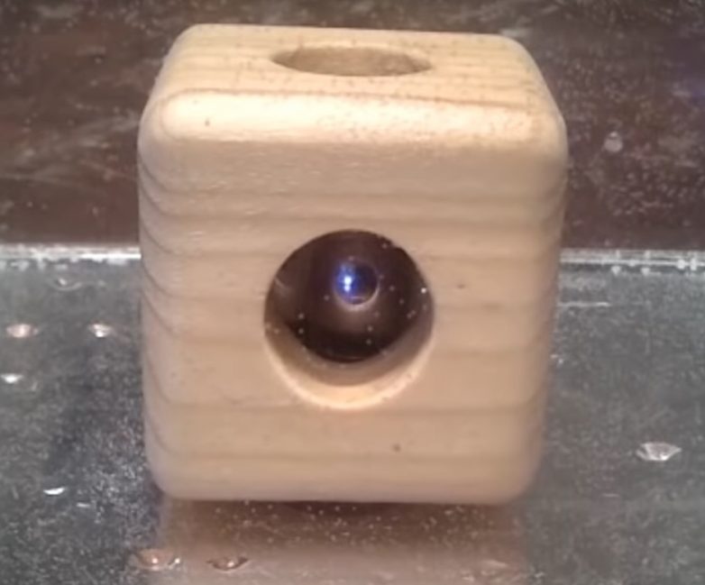 Впихнуть невпихуемое: как поместить металлический шар внутрь деревянного куба