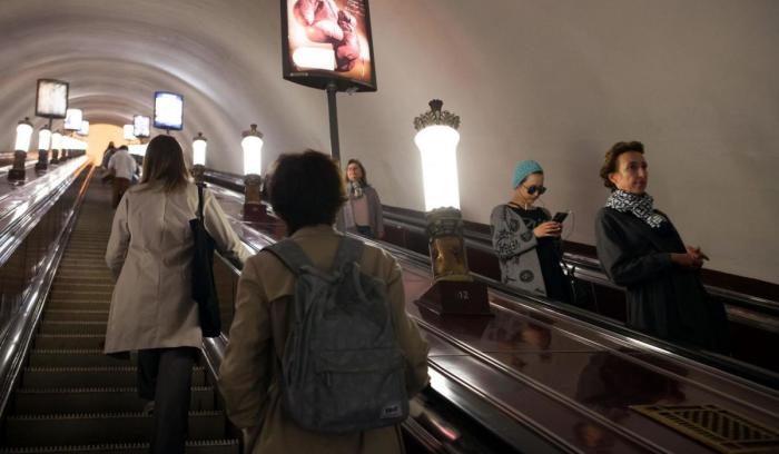 Вопрос на засыпку: почему поручни в метро едут быстрее эскалатора?