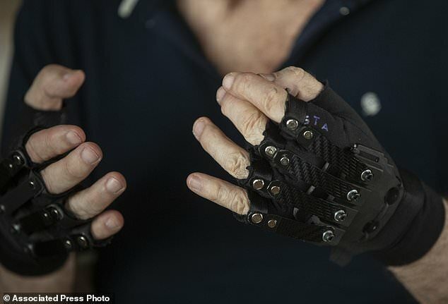 Пожилой музыкант может вновь начать играть на пианино благодаря бионическим перчаткам