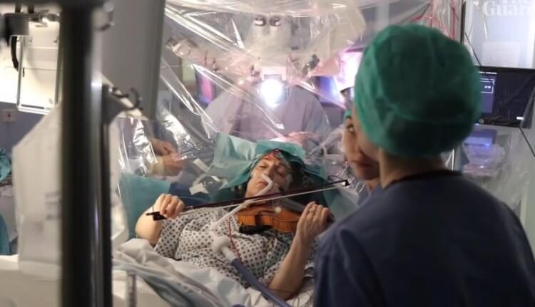 Интересная операция: хирурги попросили пациентку играть на скрипке