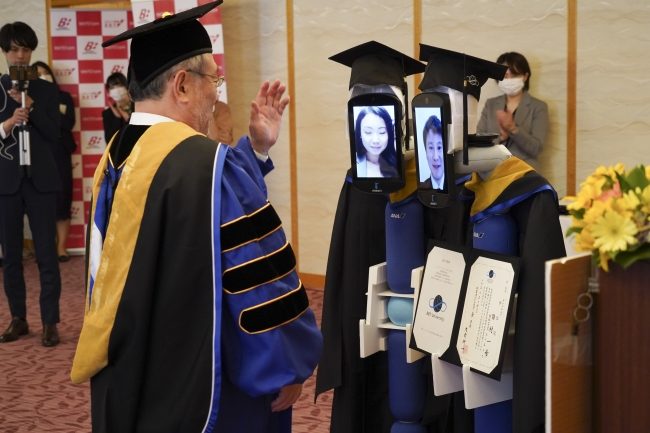 В Японии дипломы о высшем образовании вручили роботам, представлявшим учеников