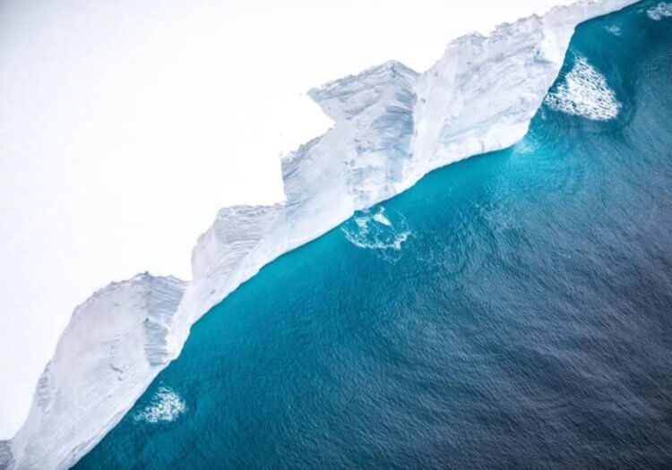 Таю, таю, таю... Самый большой в мире айсберг начал разрушаться