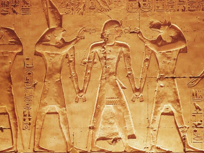 Почему египтяне изображали людей плоскими и исключительно в профиль?
