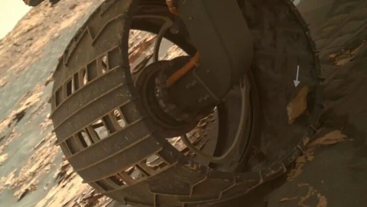 В колесе марсохода застрял камень-рекордсмен — миссии конец?