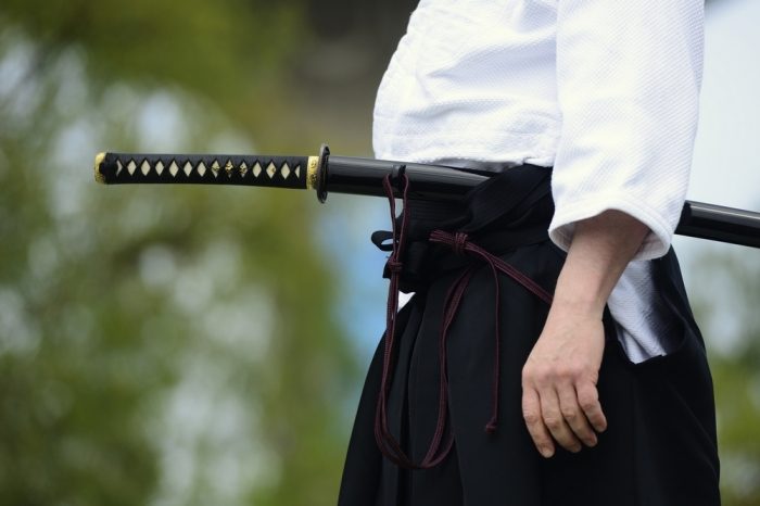 Почему японские мечи делаются с изогнутой рукоятью