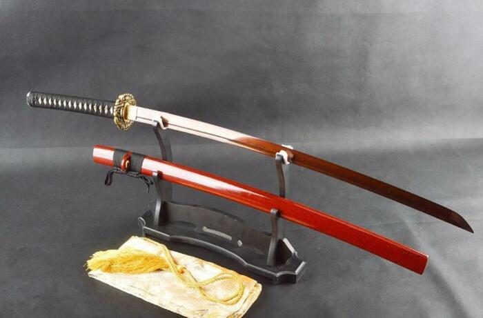 Почему японские мечи делаются с изогнутой рукоятью