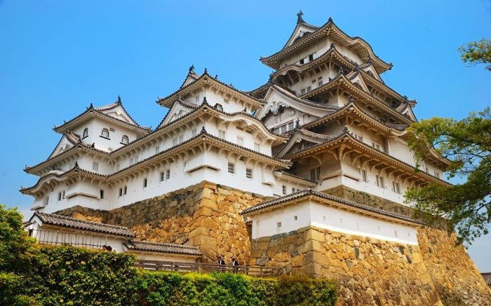 Вопрос на засыпку: зачем японцы во время осады замков вбивали в стены копья?