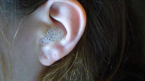 Как эффективно промыть ухо