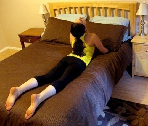 6 простых упражнений на растяжку в кровати