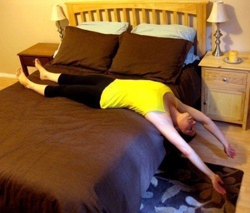 6 простых упражнений на растяжку в кровати