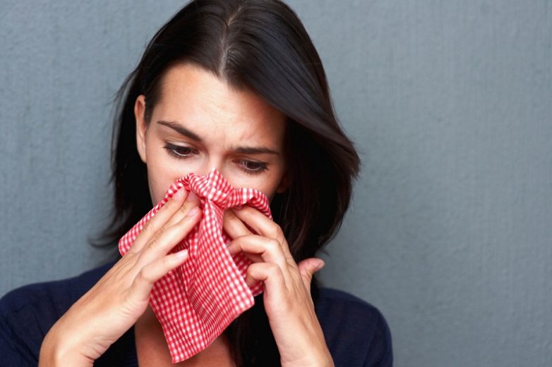 Как правильно останавливать кровотечение из носа?